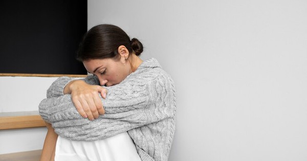 Ly hôn 10 năm, chồng cũ đem 3 tỷ đến đòi gặp con, tôi dẫn anh ta vào căn phòng tối, nhìn tấm ảnh mà anh quỵ xuống khóc