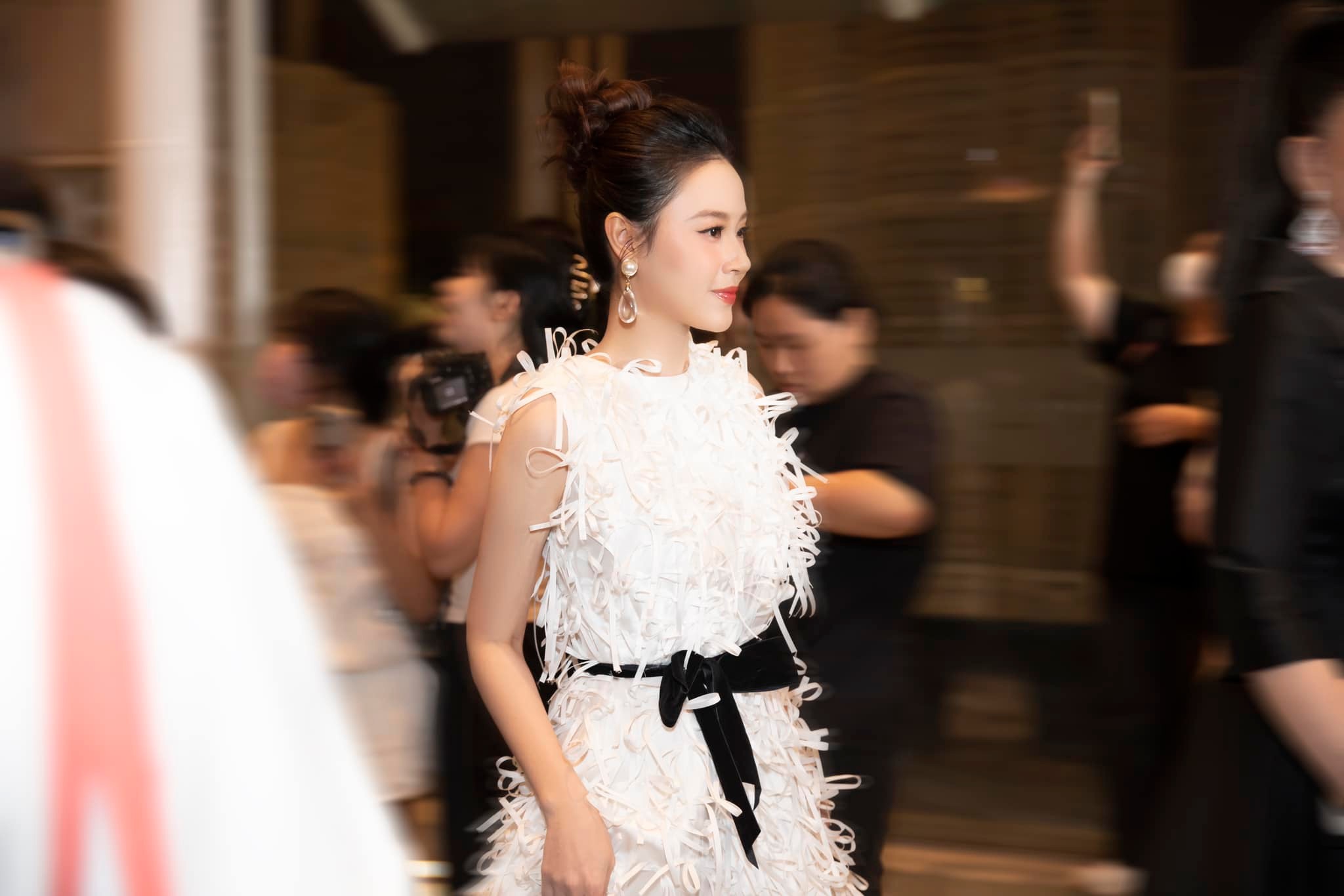 Midu để lộ cận body hiện tại, soi đúng bàn tay có hành động lạ giữa nghi vấn bầu bí Midu để lộ cận body hiện tại, soi đúng bàn tay có hành động lạ giữa nghi vấn bầu bí