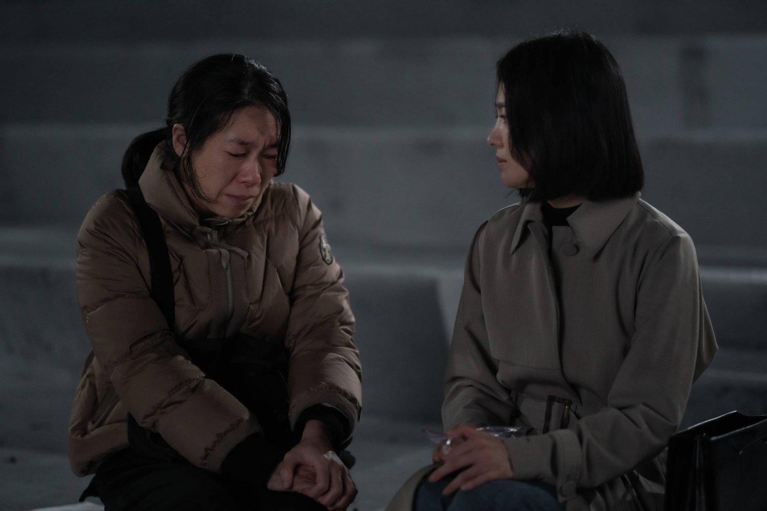 Sao Hàn đóng liên tiếp 3 bom tấn gây sốt toàn cầu, đỉnh đến nỗi đến Song Hye Kyo cũng phải phát cuồng Sao Hàn đóng liên tiếp 3 bom tấn gây sốt toàn cầu, đỉnh đến nỗi đến Song Hye Kyo cũng phải phát cuồng
