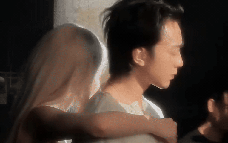 SOOBIN ôm ấp tình tứ với 1 mỹ nhân “tóc vàng hoe”, netizen nhìn bóng lưng đoán ngay ra danh tính