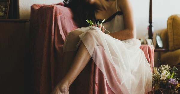 Bị người phụ nữ váy đỏ xuất hiện phá tan đám cưới, bố tôi phẫn nộ hét lên một câu rồi dẫn tôi ra về
