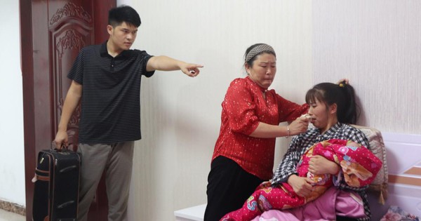 Bố chồng âm thầm cho con dâu nửa lương hưu mỗi tháng, bị mẹ chồng phát hiện, bà làm ầm lên và đòi ly hôn