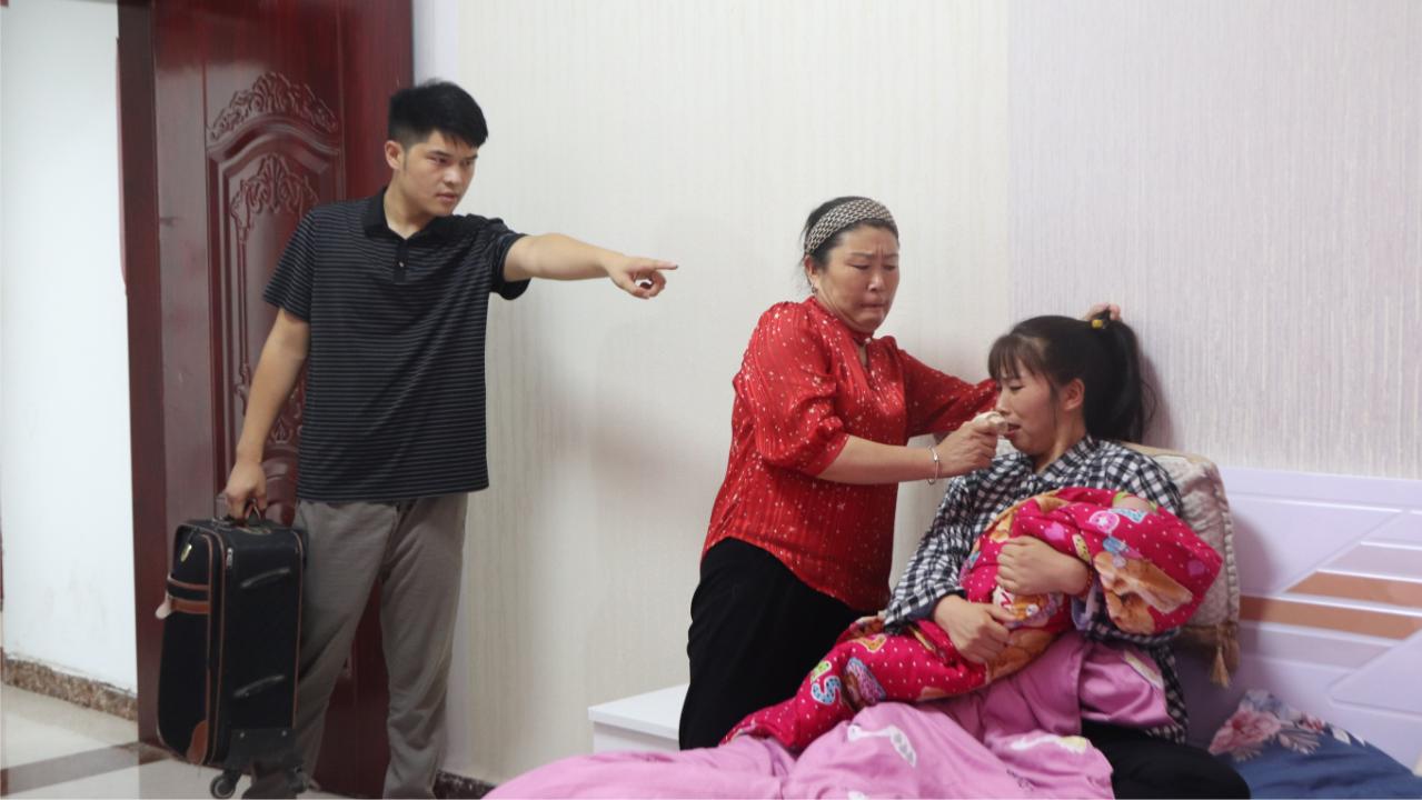 Bố chồng âm thầm cho con dâu nửa lương hưu mỗi tháng, bị mẹ chồng phát hiện, bà làm ầm lên và đòi ly hôn- Ảnh 1. Bố chồng âm thầm cho con dâu nửa lương hưu mỗi tháng, bị mẹ chồng phát hiện, bà làm ầm lên và đòi ly hôn- Ảnh 1.