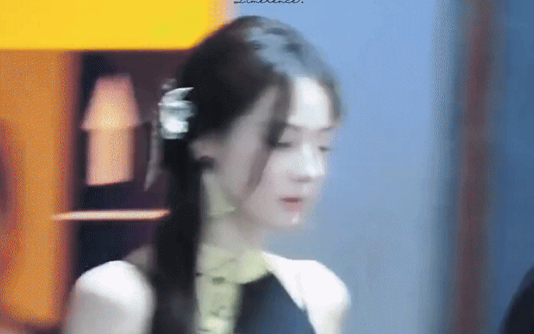 Clip 11s của Địch Lệ Nhiệt Ba lên xu hướng: Tạo hình không là gì so với cú liếc mắt tia camera
