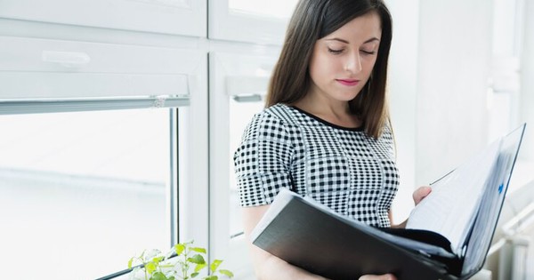 Giận bố chồng vì ép tôi ký giấy khước từ tài sản, đến khi dự phiên tòa ly hôn của chị dâu, tôi mới bàng hoàng, hối hận vô cùng