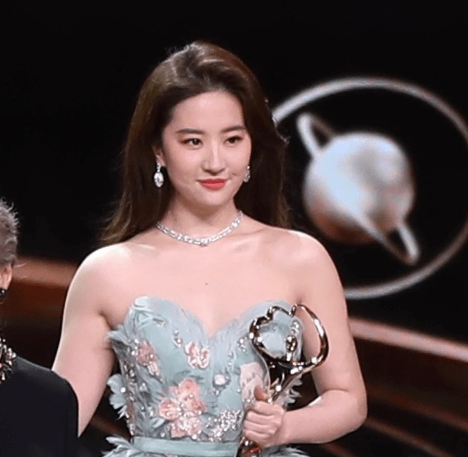 "Thần tiên tỷ tỷ" Lưu Diệc Phi hay bị soi đủ thứ, riêng có điểm này lại không chê vào đâu được- Ảnh 1. "Thần tiên tỷ tỷ" Lưu Diệc Phi hay bị soi đủ thứ, riêng có điểm này lại không chê vào đâu được- Ảnh 1.