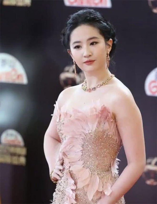 "Thần tiên tỷ tỷ" Lưu Diệc Phi hay bị soi đủ thứ, riêng có điểm này lại không chê vào đâu được- Ảnh 2. "Thần tiên tỷ tỷ" Lưu Diệc Phi hay bị soi đủ thứ, riêng có điểm này lại không chê vào đâu được- Ảnh 2.