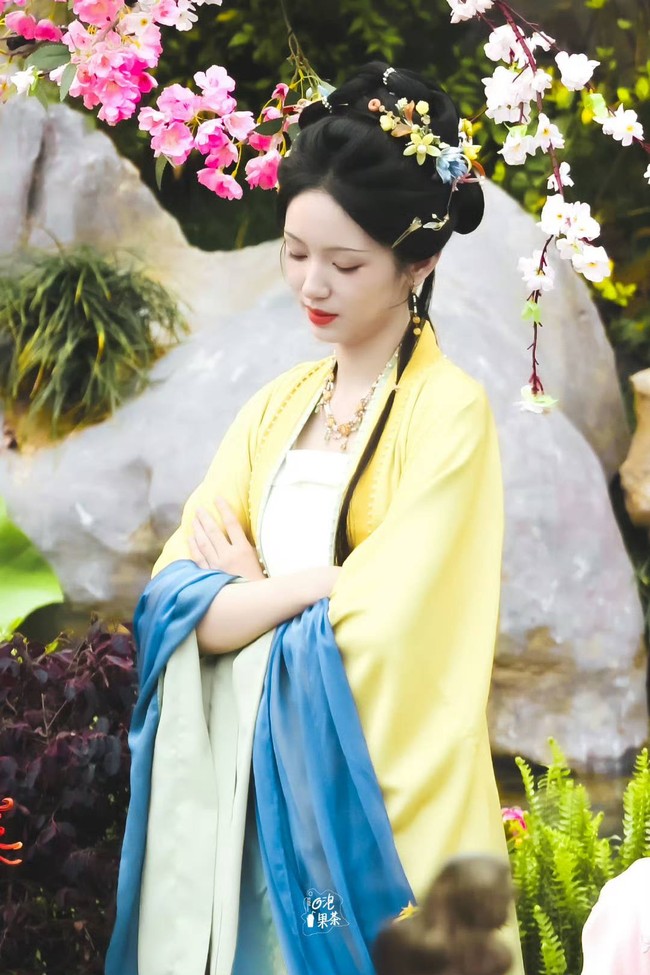 "Tứ tiểu thư" đẹp nhất Trung Quốc hiện tại: Mỹ nhân cổ trang đẹp phong thần, nhan sắc lẫn phối đồ đều mướt mắt - Ảnh 3. "Tứ tiểu thư" đẹp nhất Trung Quốc hiện tại: Mỹ nhân cổ trang đẹp phong thần, nhan sắc lẫn phối đồ đều mướt mắt - Ảnh 3.